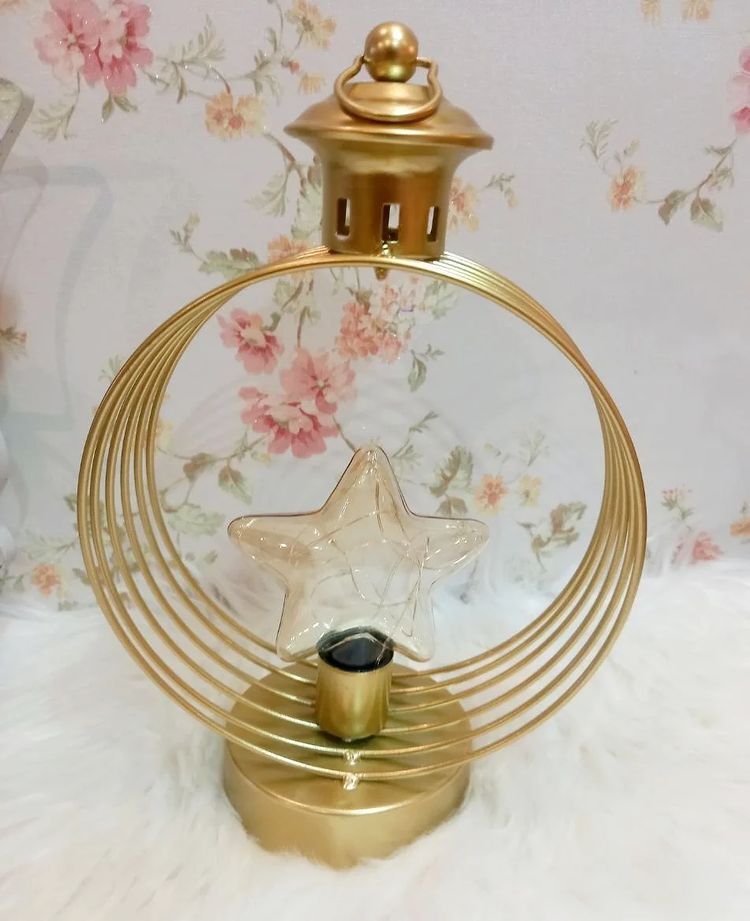 فانوس ومصباح دائري ذهبي بهلال مضئ لاجواء رمضانية