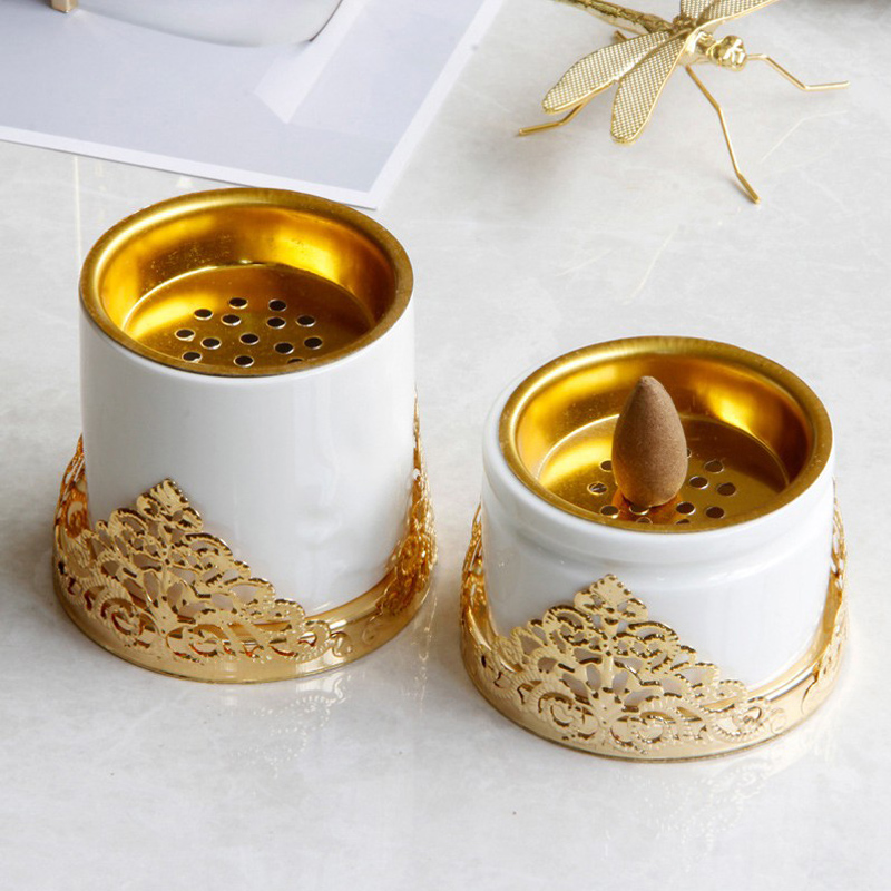 مبخرة سيراميك بقاعدة مزخرفة معدن باللون الذهبي