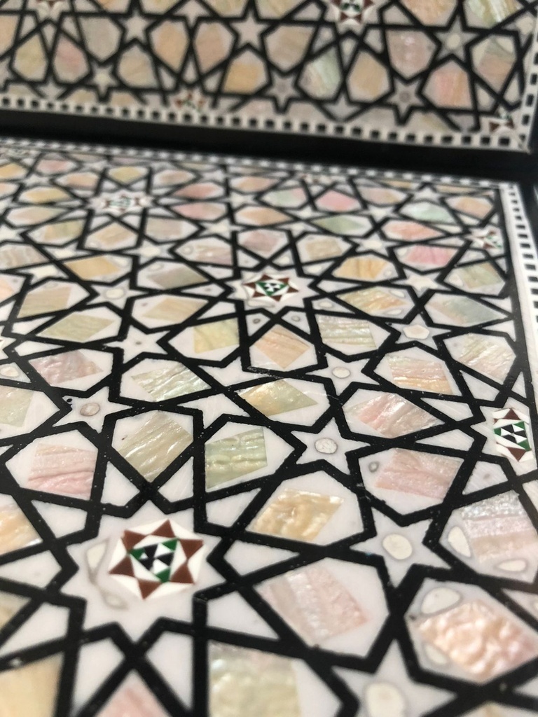 حامل مصحف خشبي بنقوش وزخارف رمضانية