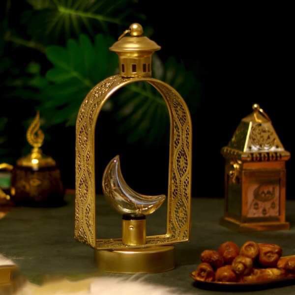 فانوس شباك ذهبي هلال مضئ لاجواء رمضانية مبهجة
