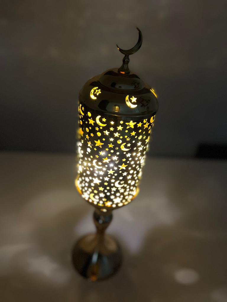 فانوس ومصباح ذهبي مضيء طويل لاجواء رمضانية مبهجة