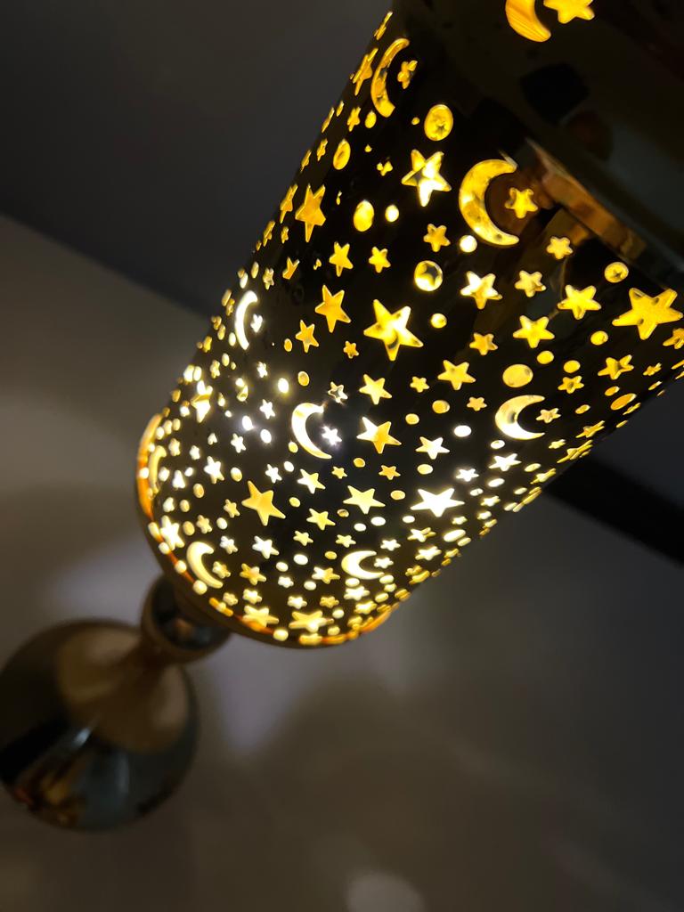 فانوس ومصباح ذهبي مضيء طويل لاجواء رمضانية مبهجة