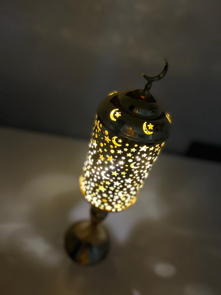 فانوس ومصباح ذهبي مضيء طويل لاجواء رمضانية مبهجة