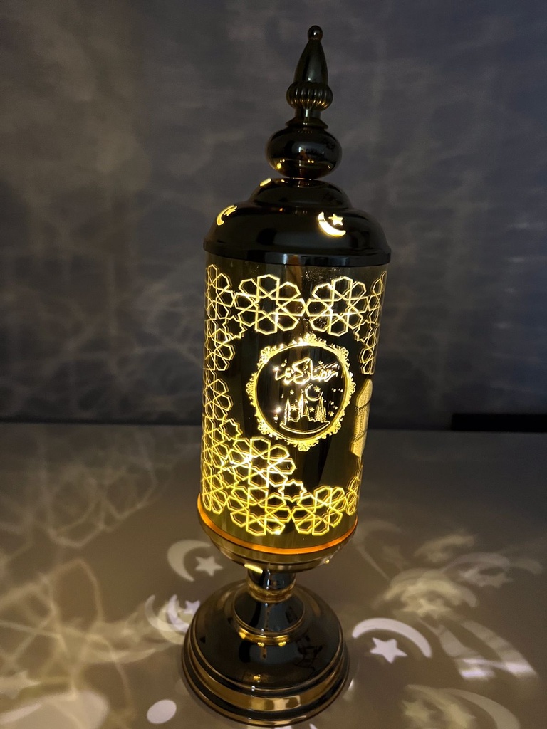 فانوس ومصباح رمضاني مزخرف باللون الذهبي