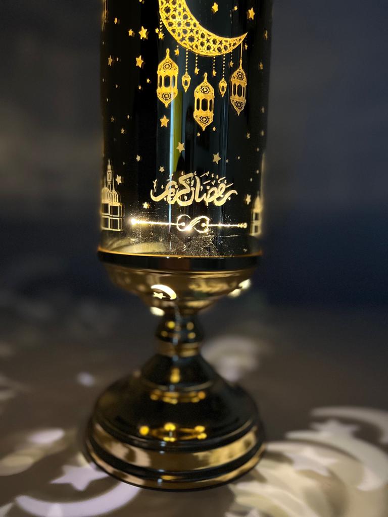 فانوس ومصباح رمضان كريم ذهبي مضيئ