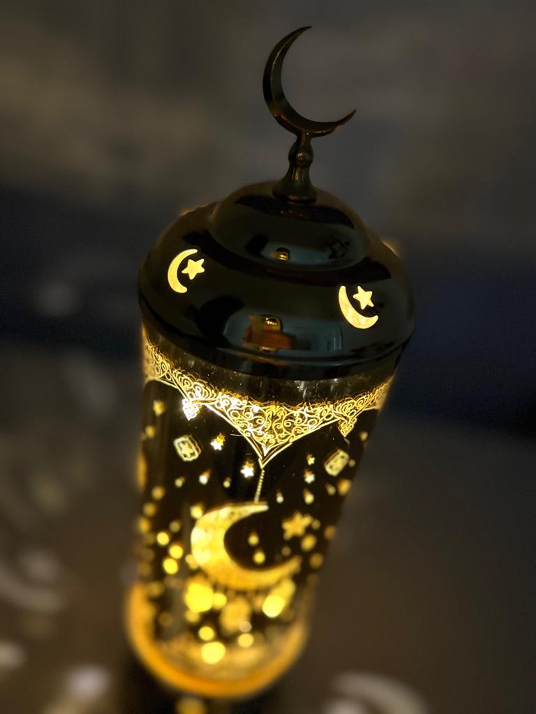 فانوس ومصباح رمضان كريم ذهبي مضيئ