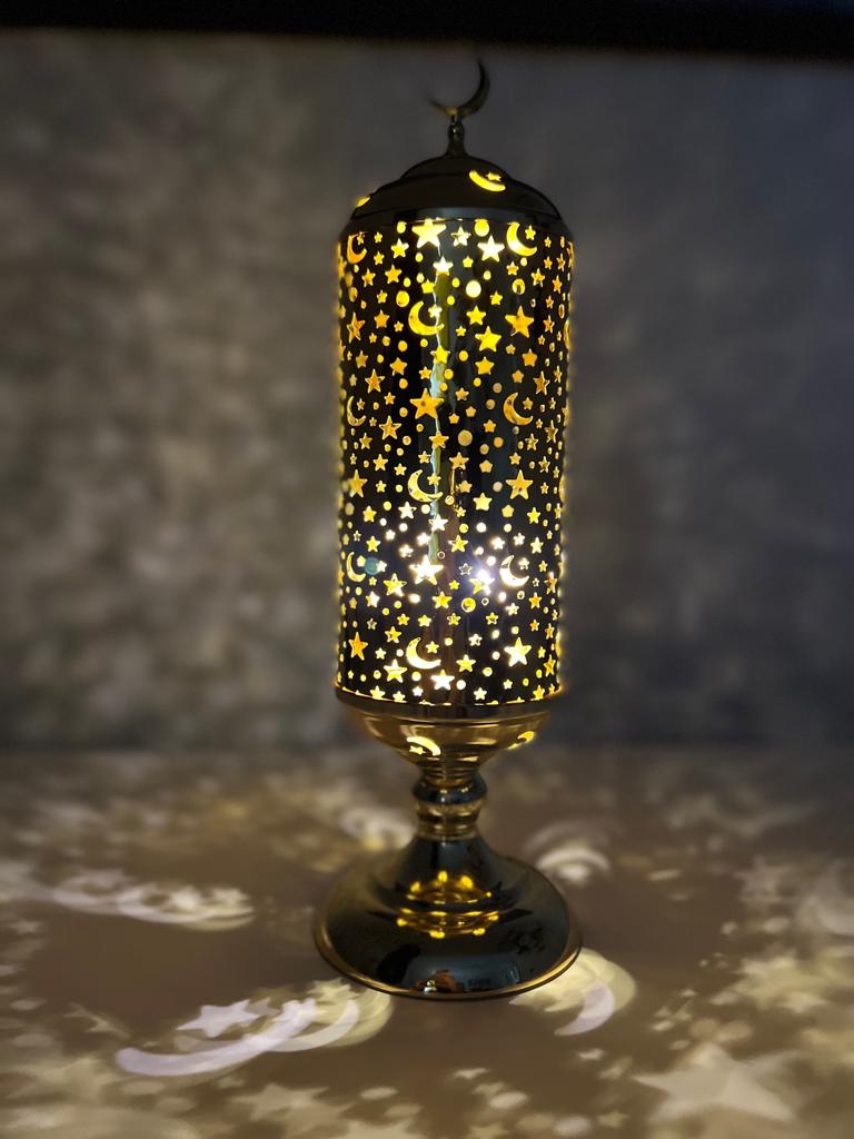 فانوس ومصباح رمضان ذهبي هلال ونجوم مضيء