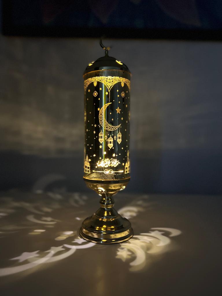 فانوس ومصباح رمضان كريم ذهبي مضيئ