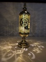 فانوس ومصباح رمضاني مزخرف باللون الذهبي