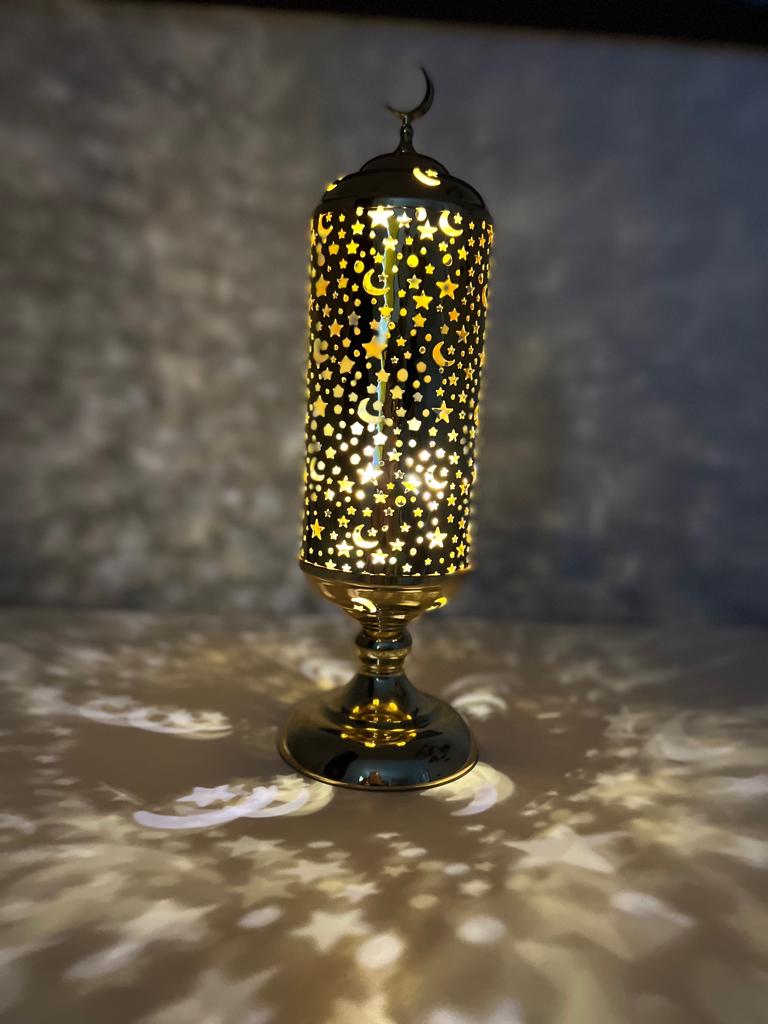 فانوس ومصباح رمضان ذهبي هلال ونجوم مضيء