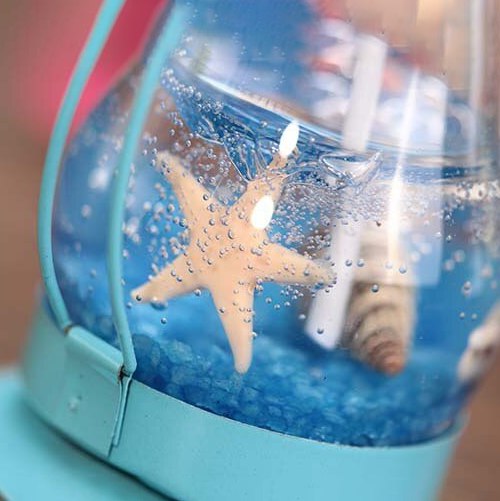 شمع معطر في فانوس معدن لديكور البيت واضقاء اجواء هادئة ورومانسية