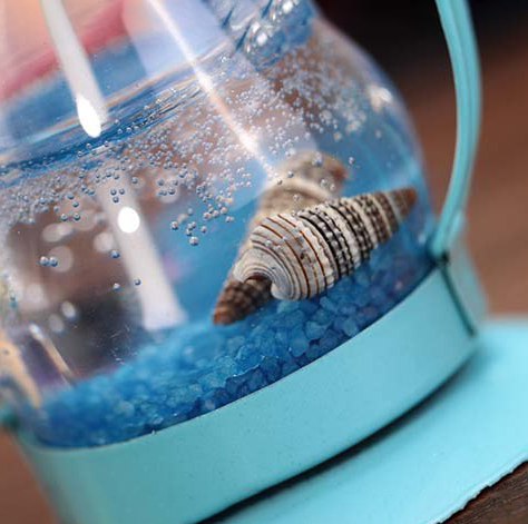 شمع معطر في فانوس معدن لديكور البيت واضقاء اجواء هادئة ورومانسية