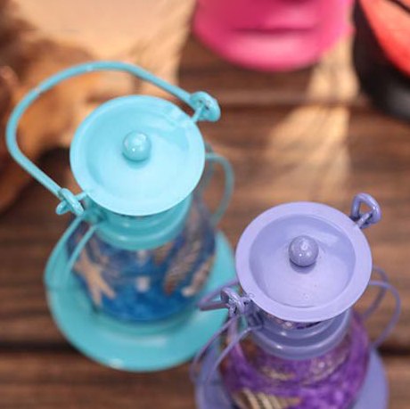 شمع معطر في فانوس معدن لديكور البيت واضقاء اجواء هادئة ورومانسية