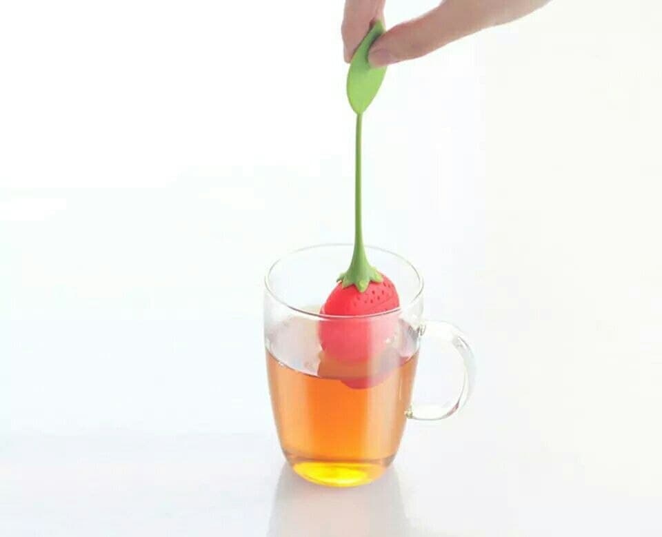 مصفاة شاي وأعشاب للإستمتاع بالمشروبات الساخنة على شكل فراولة