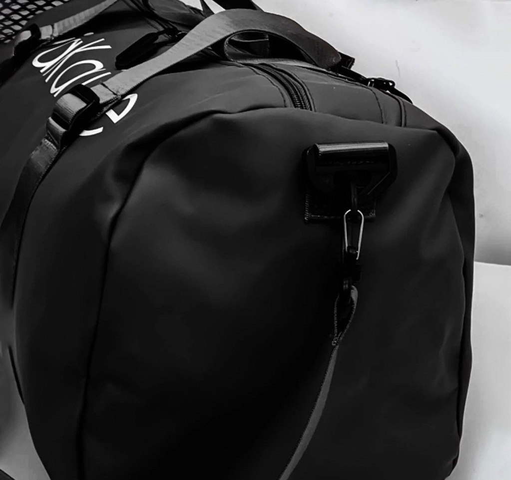 شنطة يد وكروس 2 في 1 وتربروف للجيم والسفر بالوان مختلفة