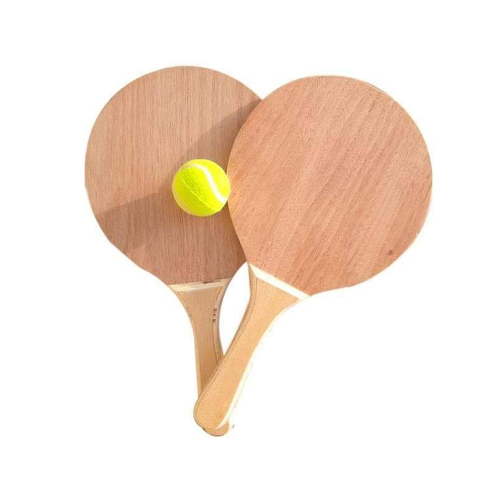 مضارب الراكيت الخشبية مع الكرةللإستمتاع بالصيف على الشاطئ