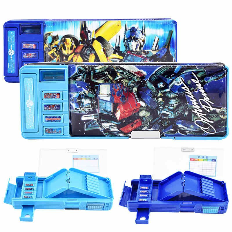 مقلمة لحفظ وتنظيم الاقلام والالوان مقسمة من الداخل ومزودة ببراية ومكان مخصص للاستيكة وتقويم شهري