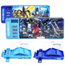 مقلمة لحفظ وتنظيم الاقلام والالوان مقسمة من الداخل ومزودة ببراية ومكان مخصص للاستيكة وتقويم شهري