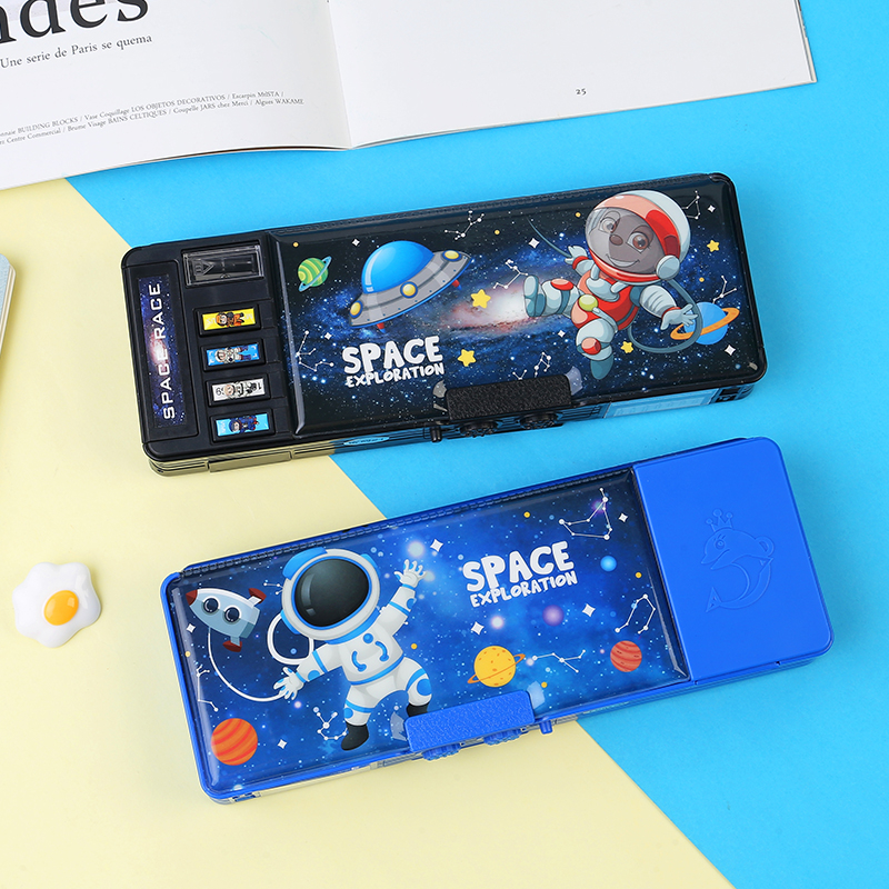 مقلمة لحفظ وتنظيم الاقلام والالوان مقسمة من الداخل ومزودة ببراية ومكان مخصص للاستيكة وتقويم شهري