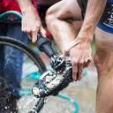 فرشة تنظيف يدوية تتصل بخرطوم المياه لتنظيف السيارات والشوايات والمعدات الرياضية متعددة الاستخدام