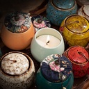 شمع بورسلين في بوكس مزين بالورود