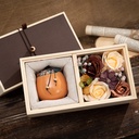 شمع بورسلين في بوكس مزين بالورود