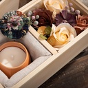 شمع بورسلين في بوكس مزين بالورود