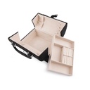 شنطة تنظيم المجوهرات والإكسسورات مقمسة من الداخل بقفل معدني لضمان الحفاظ علي المحتويات