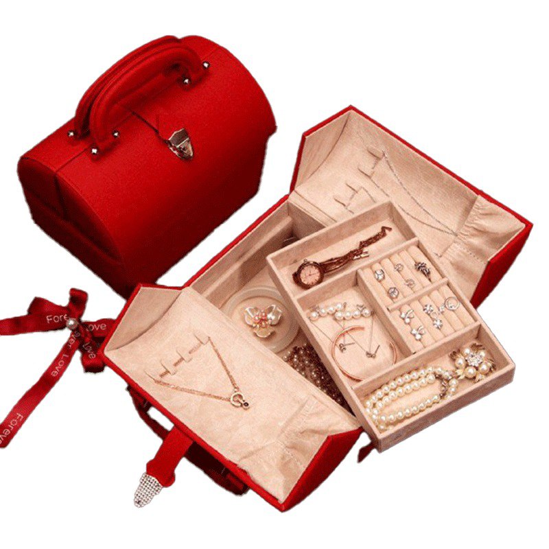 شنطة تنظيم المجوهرات والإكسسورات مقمسة من الداخل بقفل معدني لضمان الحفاظ علي المحتويات