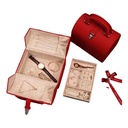 شنطة تنظيم المجوهرات والإكسسورات مقمسة من الداخل بقفل معدني لضمان الحفاظ علي المحتويات