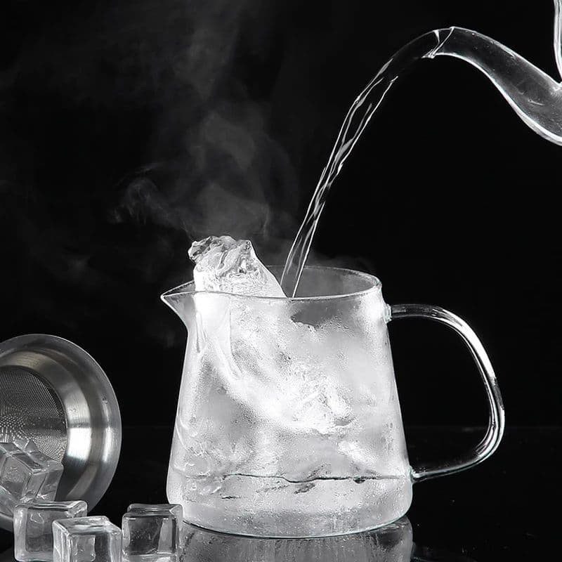 طقم شاي براد زجاجي بمصفاه وغطاء استانيلس مع 4 استكانات لتقديم الشاي للضيوف