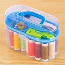 مجموعة لوازم الخياطة محمولة من الخيط والإبر والمقص وشريط القياس في مكان واحد