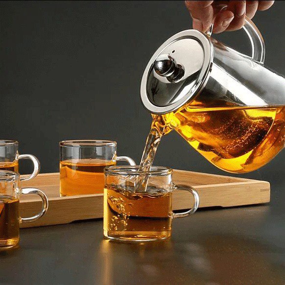 طقم شاي براد زجاجي بمصفاه وغطاء استانيلس مع 4 استكانات لتقديم الشاي للضيوف