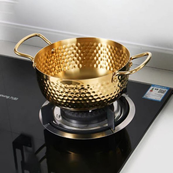 حلة عميقة استانليس ستيل مطلي باللون الذهبي لتسوية وتقديم الطعام علي السفرة بشكل انيق بيد لسهولة الحمل 18 سم