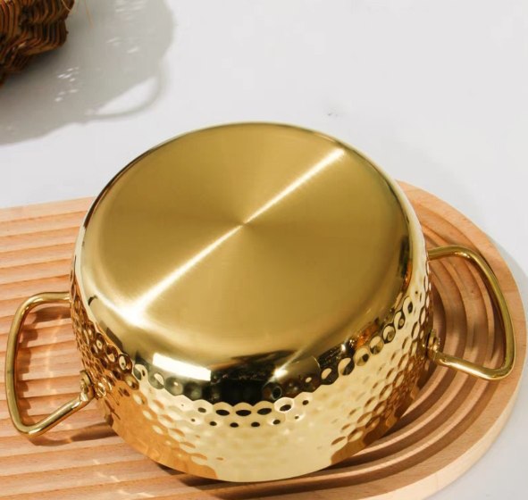 حلة عميقة استانليس ستيل مطلي باللون الذهبي لتسوية وتقديم الطعام علي السفرة بشكل انيق بيد لسهولة الحمل 18 سم