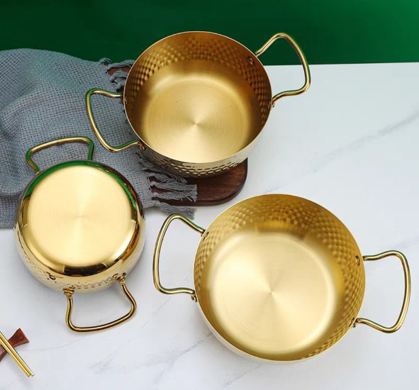 حلة عميقة استانليس ستيل مطلي باللون الذهبي لتسوية وتقديم الطعام علي السفرة بشكل انيق بيد لسهولة الحمل 18 سم