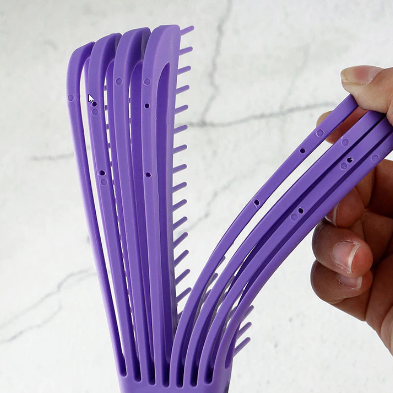 فرشة فك تشابك وعقد الشعر وتدليك فروة الرأس والتأكد من وصول الزيوت للجذور