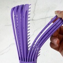 فرشة فك تشابك وعقد الشعر وتدليك فروة الرأس والتأكد من وصول الزيوت للجذور