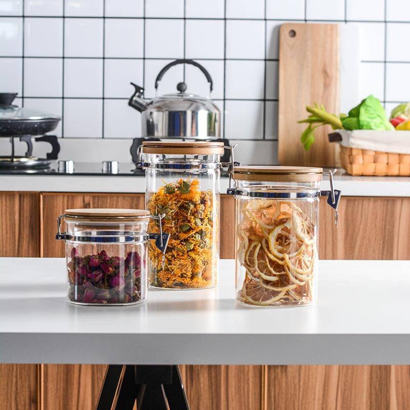 طقم برطمانات زجاجي 3 قطع باحجام مختلفة بغطاء خشبي محكم الغلق لحفظ وتخزين الشاي والسكر والحبوب والبقوليات