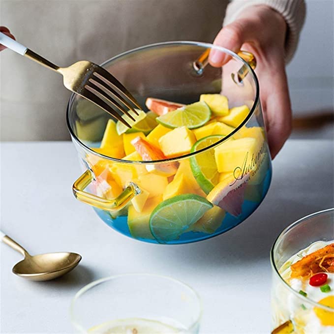 حلة زجاج لتقديم الطعام علي السفرة بيد وغطاء للحفاظ علي المحتويات