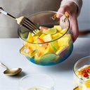 حلة زجاج لتقديم الطعام علي السفرة بيد وغطاء للحفاظ علي المحتويات