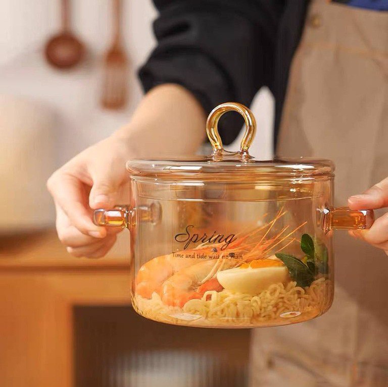 حلة زجاج لتقديم الطعام علي السفرة بيد وغطاء للحفاظ علي المحتويات