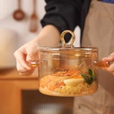 حلة زجاج لتقديم الطعام علي السفرة بيد وغطاء للحفاظ علي المحتويات