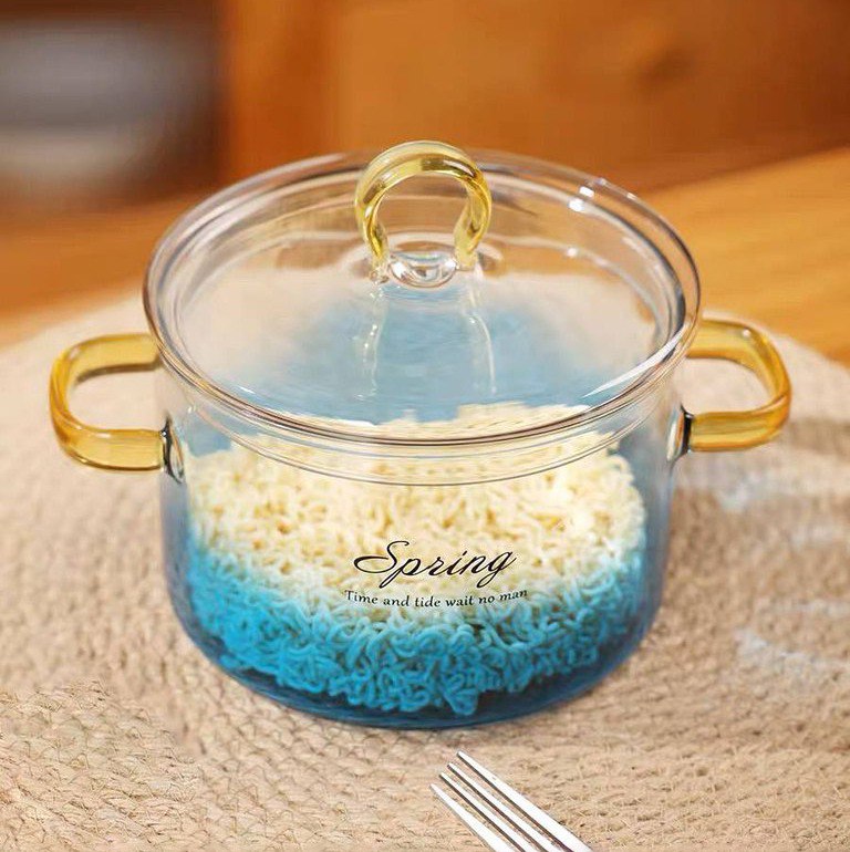 حلة زجاج لتقديم الطعام علي السفرة بيد وغطاء للحفاظ علي المحتويات