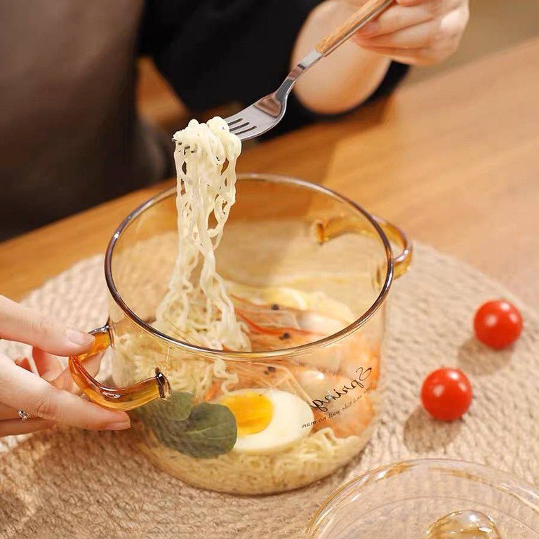 حلة زجاج لتقديم الطعام علي السفرة بيد وغطاء للحفاظ علي المحتويات