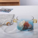 حلة زجاج لتقديم الطعام علي السفرة بيد وغطاء للحفاظ علي المحتويات