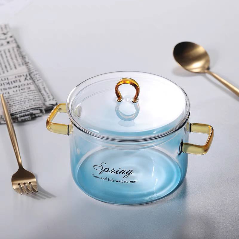 حلة زجاج لتقديم الطعام علي السفرة بيد وغطاء للحفاظ علي المحتويات