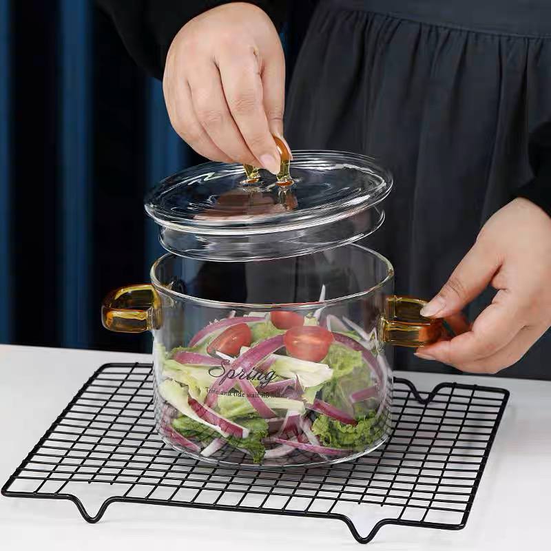 حلة زجاج لتقديم الطعام علي السفرة بيد وغطاء للحفاظ علي المحتويات