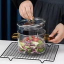 حلة زجاج لتقديم الطعام علي السفرة بيد وغطاء للحفاظ علي المحتويات