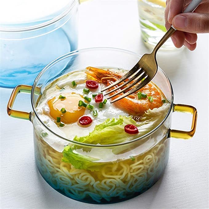 حلة زجاج لتقديم الطعام علي السفرة بيد وغطاء للحفاظ علي المحتويات